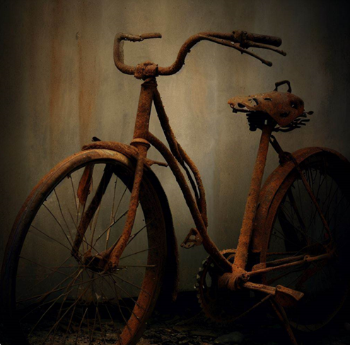 Rusty old bycicle.